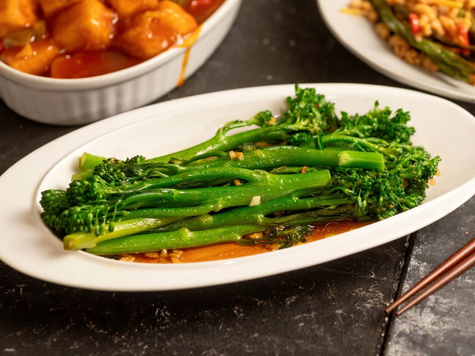 El bimi combina muy bien con salsas asiáticas suaves.