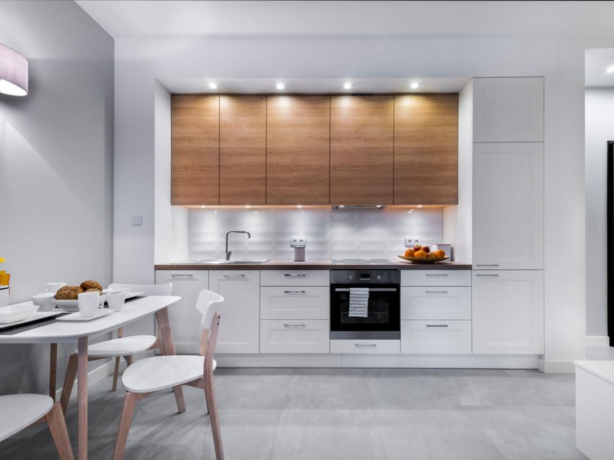 Instala iluminación bajo los armarios.