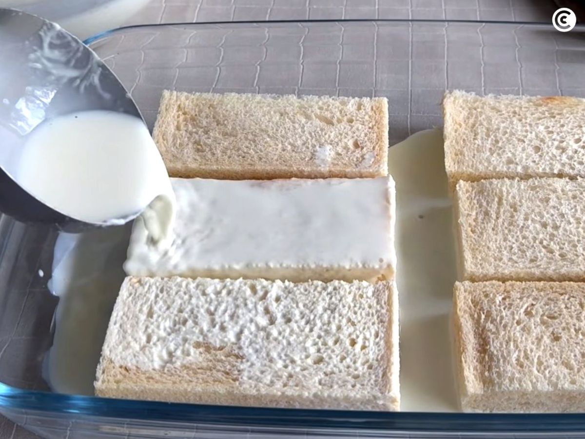 Empapar el pan en leche para que las torrijas en freidora de aire queden cremosas