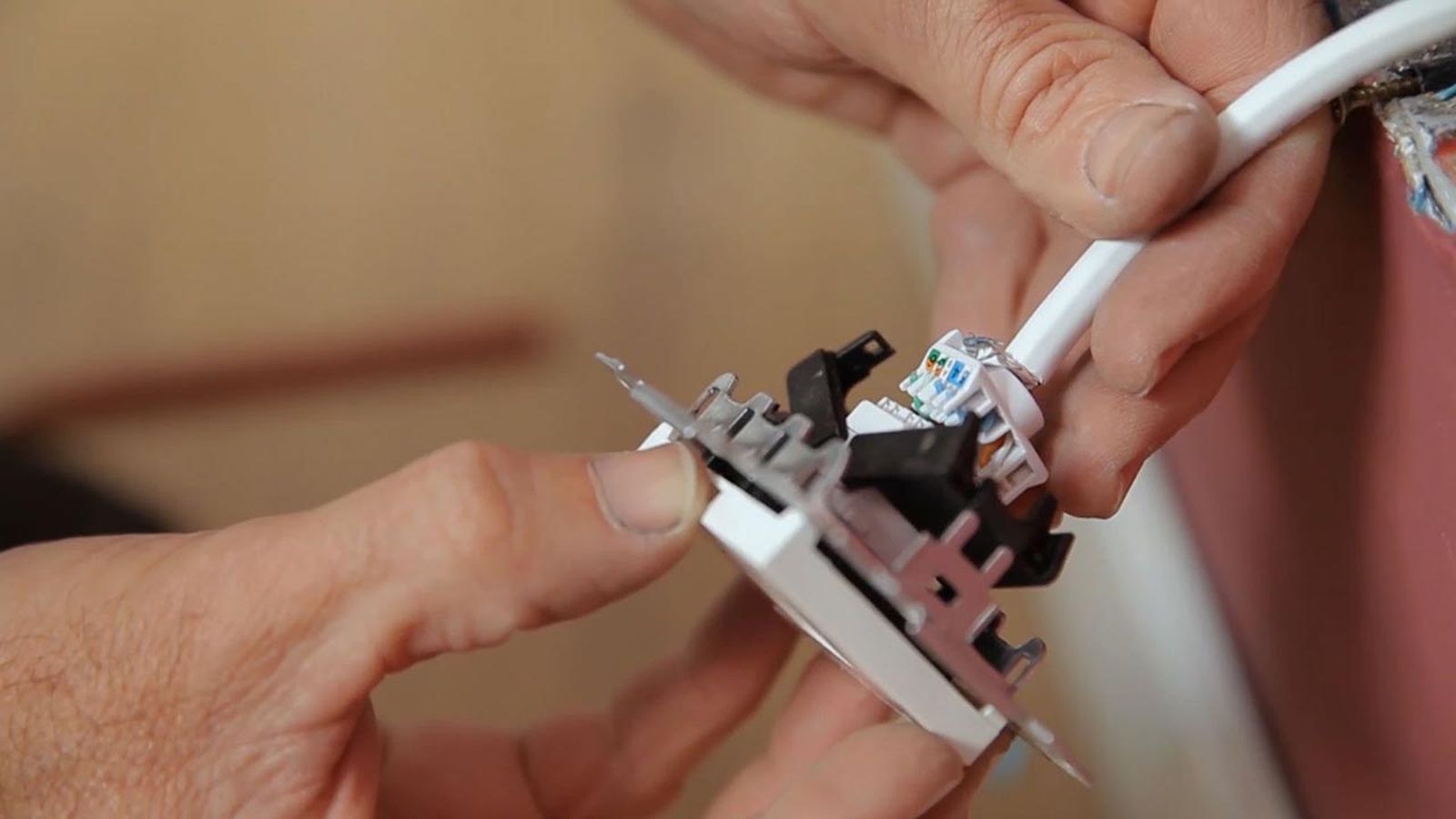 Cómo conectar una toma de red RJ45 paso 6 Cómo conectar una toma de red RJ45 paso 6