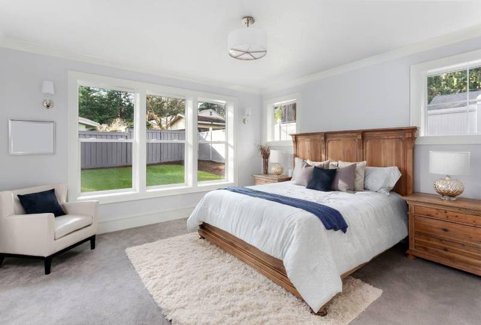 Dormitorio elegante con cabecero de cama de madera. Dormitorio elegante con cabecero de cama de madera.