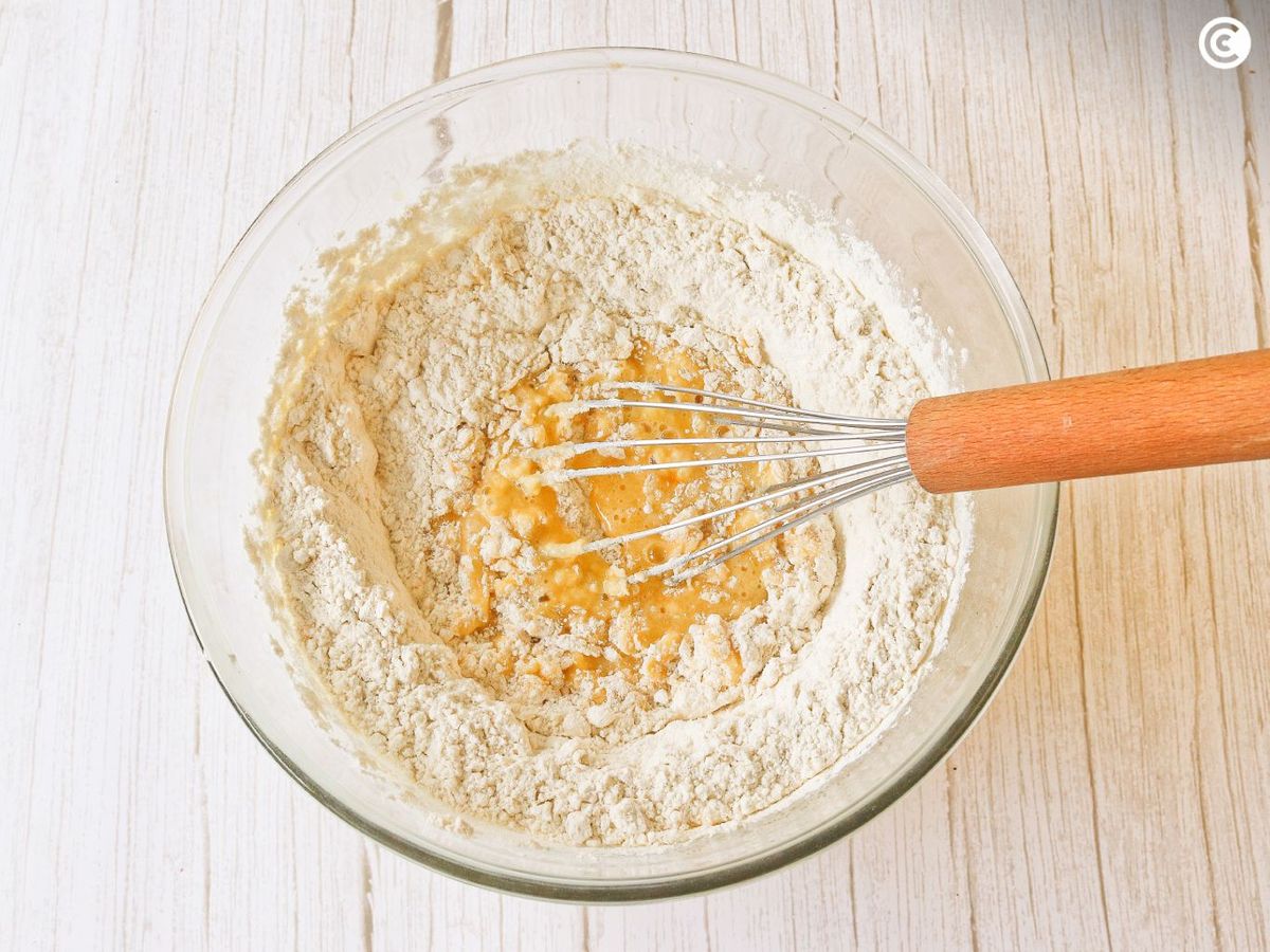 Añadir los sólidos a la masa de las rosquillas caseras de la abuela