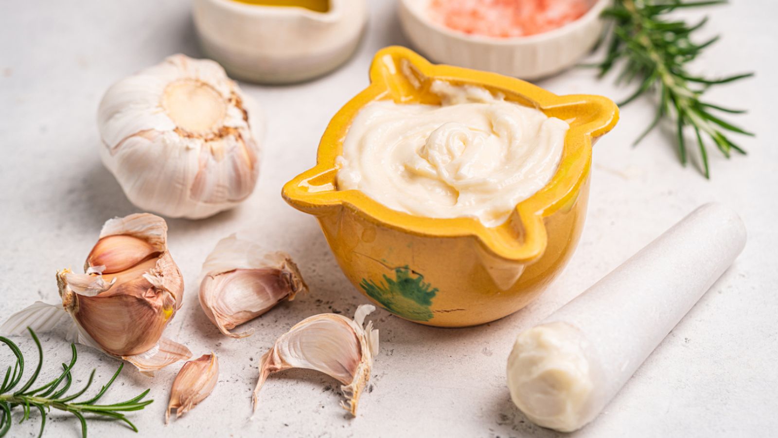 Ingredientes básicos del aliolí tradicional: ajo y aceite de oliva.