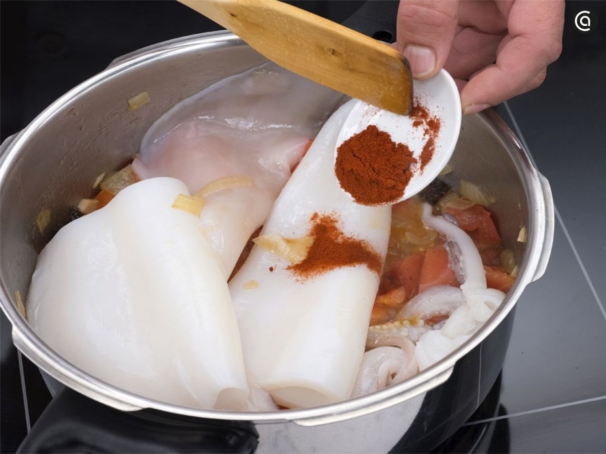 Incorpora los calamares y añade el pimentón y el txakoli