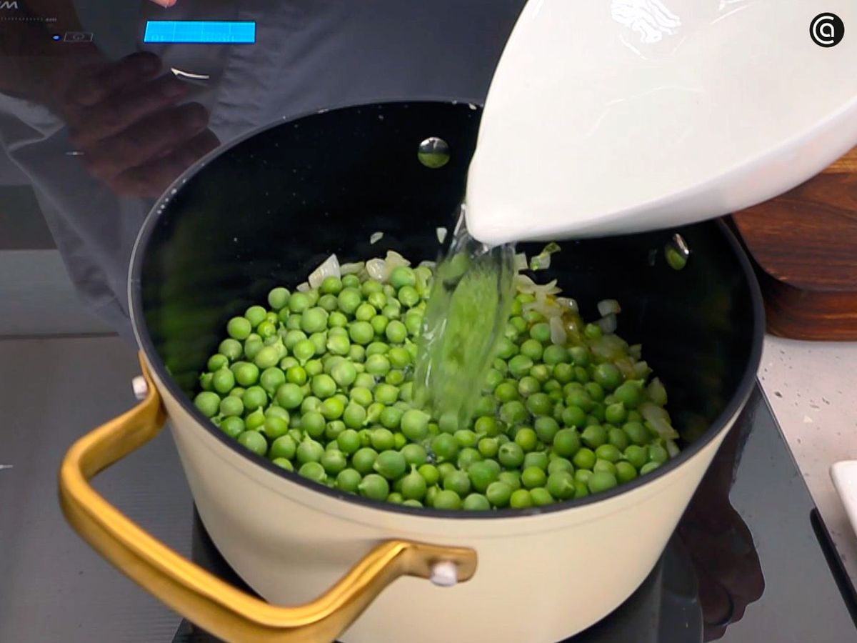 Cuece los guisantes para hacer una crema para acompañar los salmonetes fritos