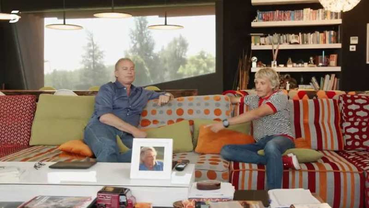 Jesús Calleja con Bertín Osborne en el sofá de su salón.