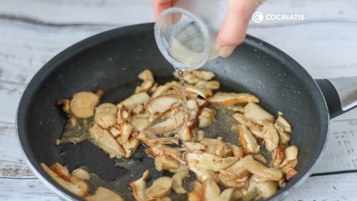 Añadimos el vino blanco a las setas