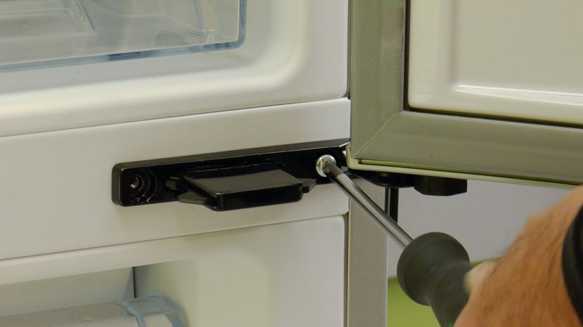 Cambiar el sentido de apertura de la puerta del frigorífico paso 4