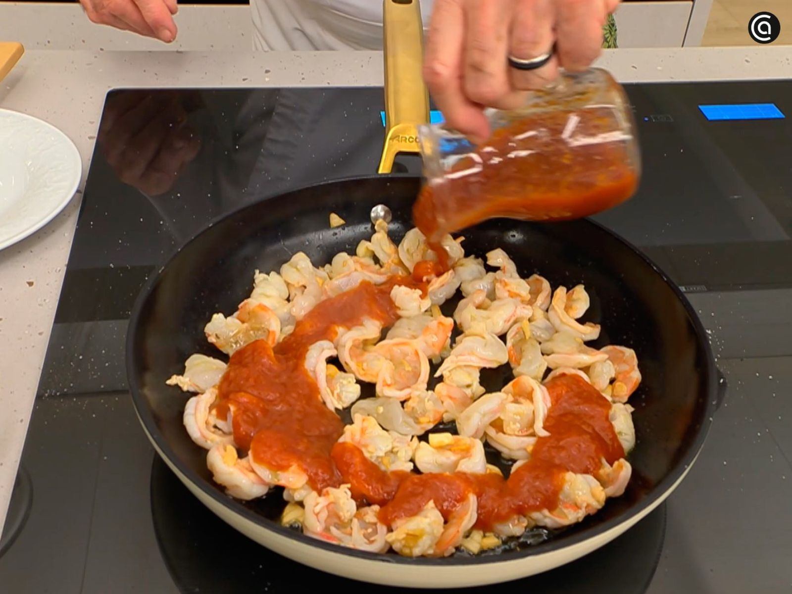 Marca los langostinos, añade la salsa de tomate y mezcla