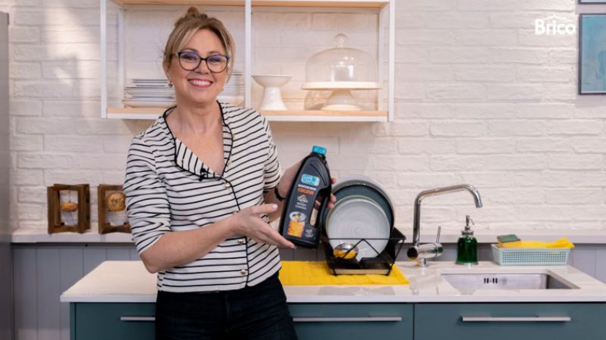 Yolanda Alzola con un desatascador