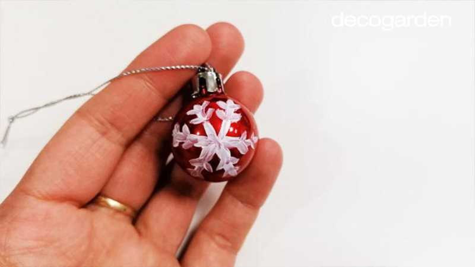 Bola de Navidad con un copo de nieve pintado. Bola de Navidad con un copo de nieve pintado.