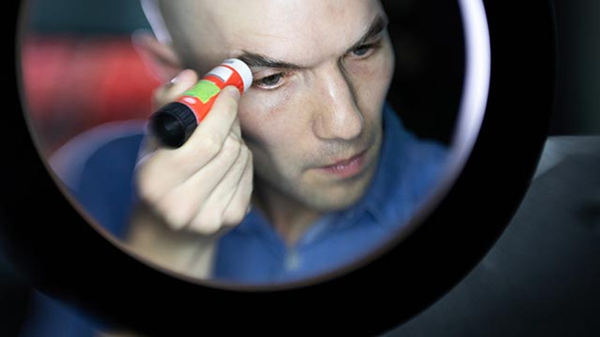 tapar las cejas con maquillaje pegamento