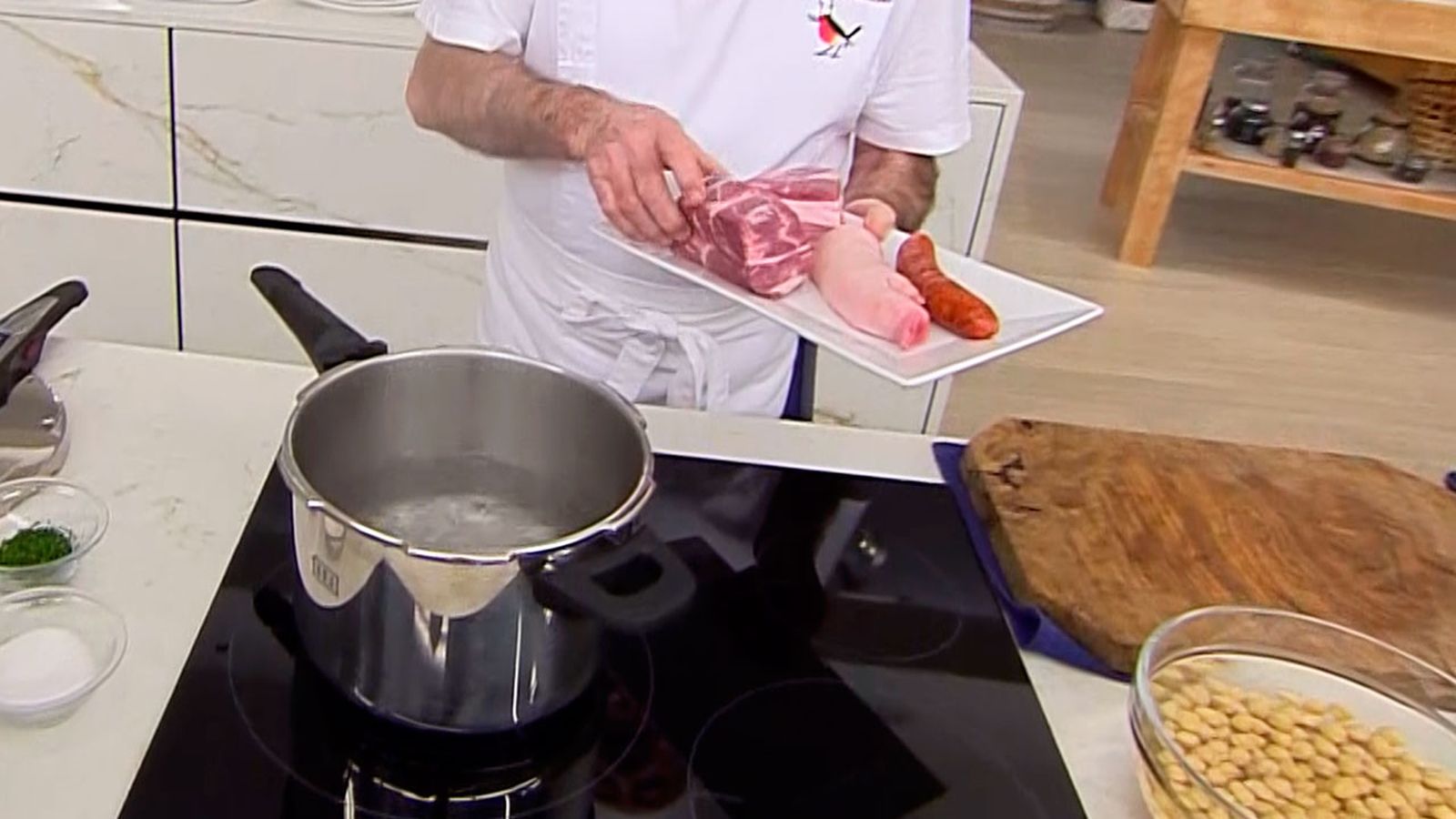 KARL6694 Cocido de acelgas con pringa potaje andaluz receta karlos arguinano paso1 KARL6694 Cocido de acelgas con pringa potaje andaluz receta karlos arguinano paso1