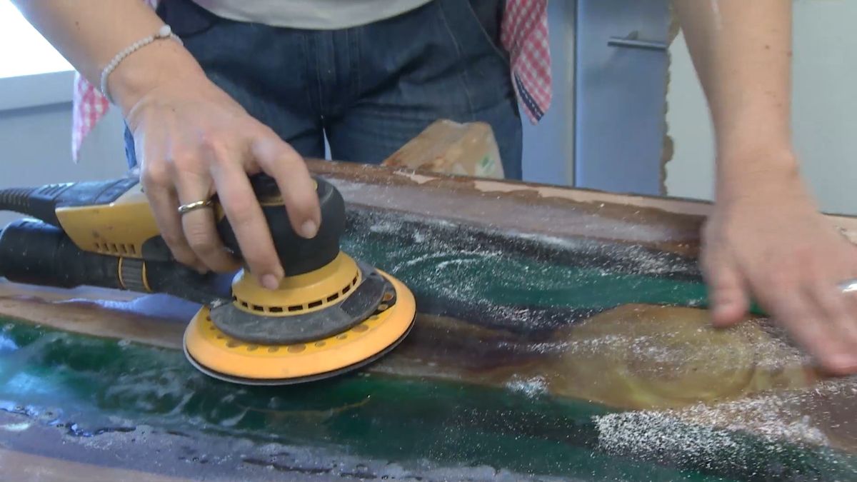 Cuarto de baño verde con encimera de resina paso 5