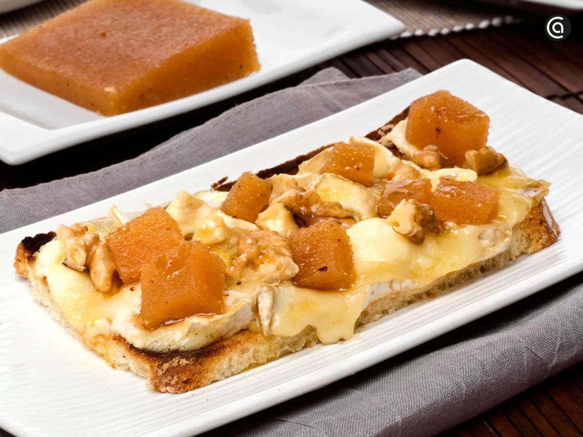 La tosta de queso de cabra con membrillo y nueces es un ejemplo de receta salada donde contrasta lo dulce y lo ácido.