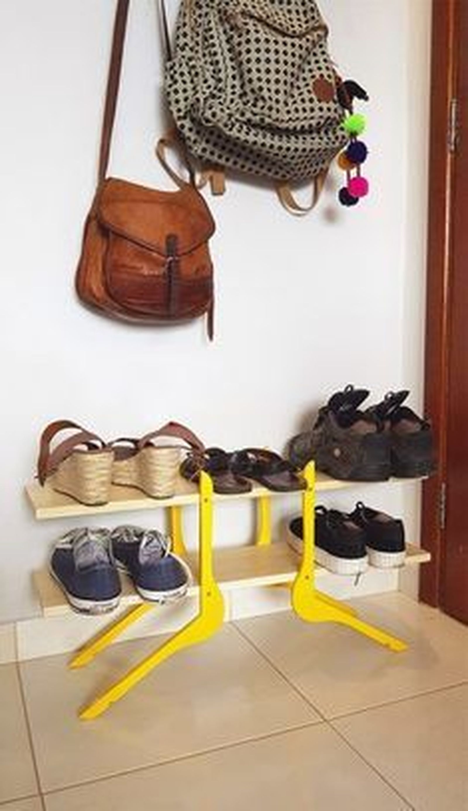 zapatero con perchas la cartera rota zapatero con perchas la cartera rota