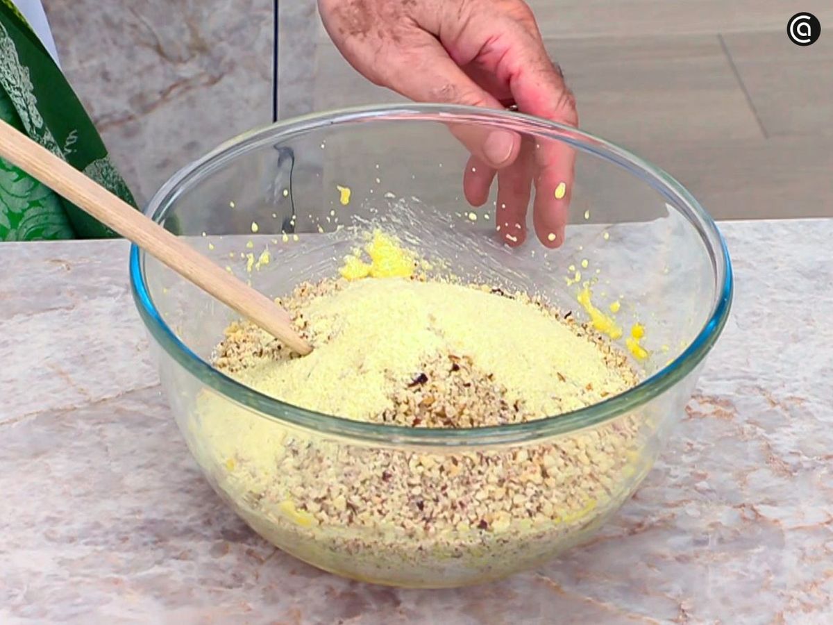Mezclar los ingredientes secos del bizcocho de avellanas