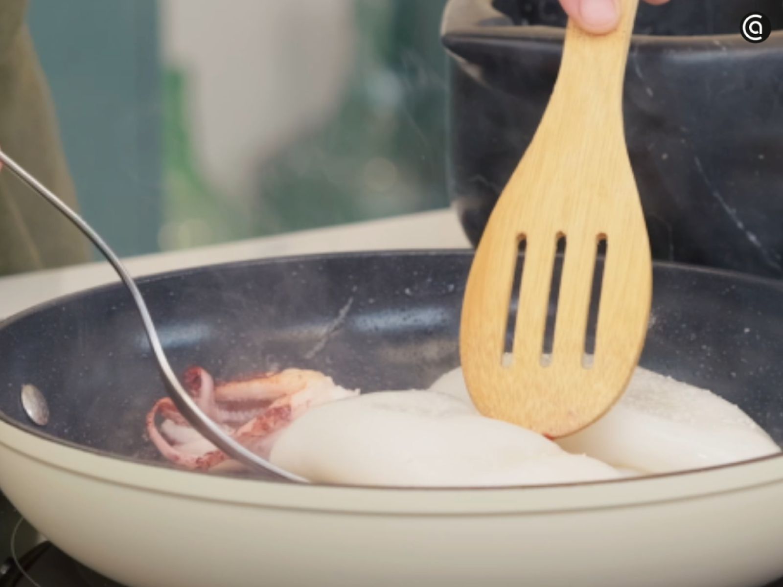 Cocina los calamares en una plancha bien caliente hasta que se doren y mantengan su textura tierna.