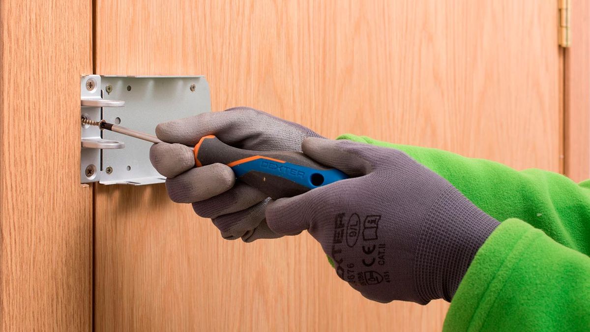 Como colocar una cerradura invisible en la puerta paso 9