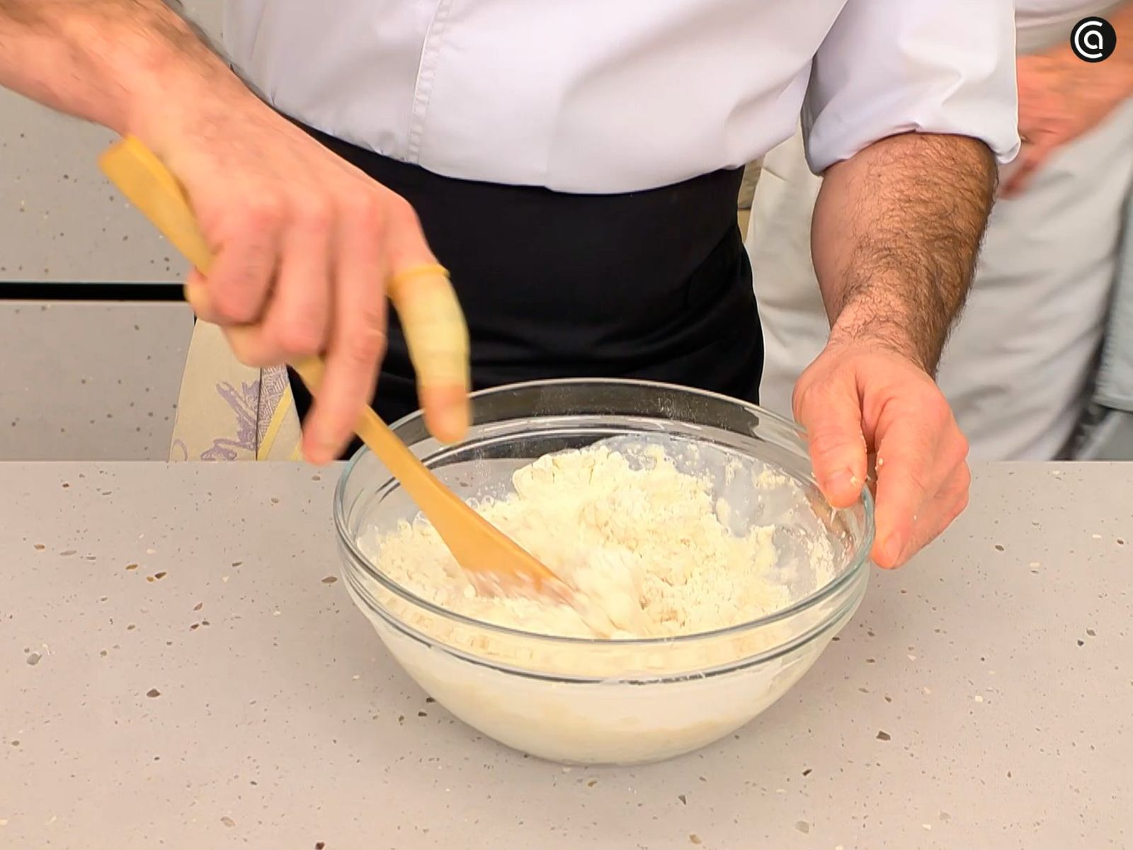 Mezcla los ingredientes de la masa y deja reposar 30 minutos