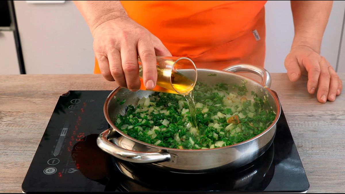 Receta de acelgas rehogadas con patatas asadas  paso 5
