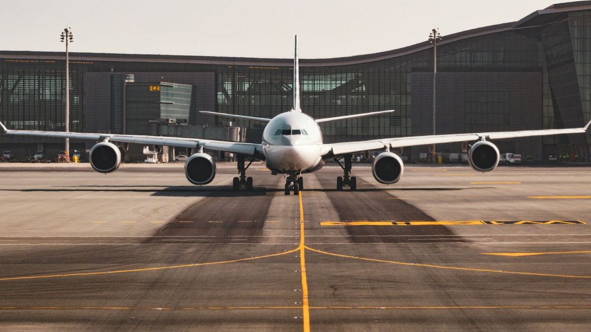 Avión en pista de aterrizaje