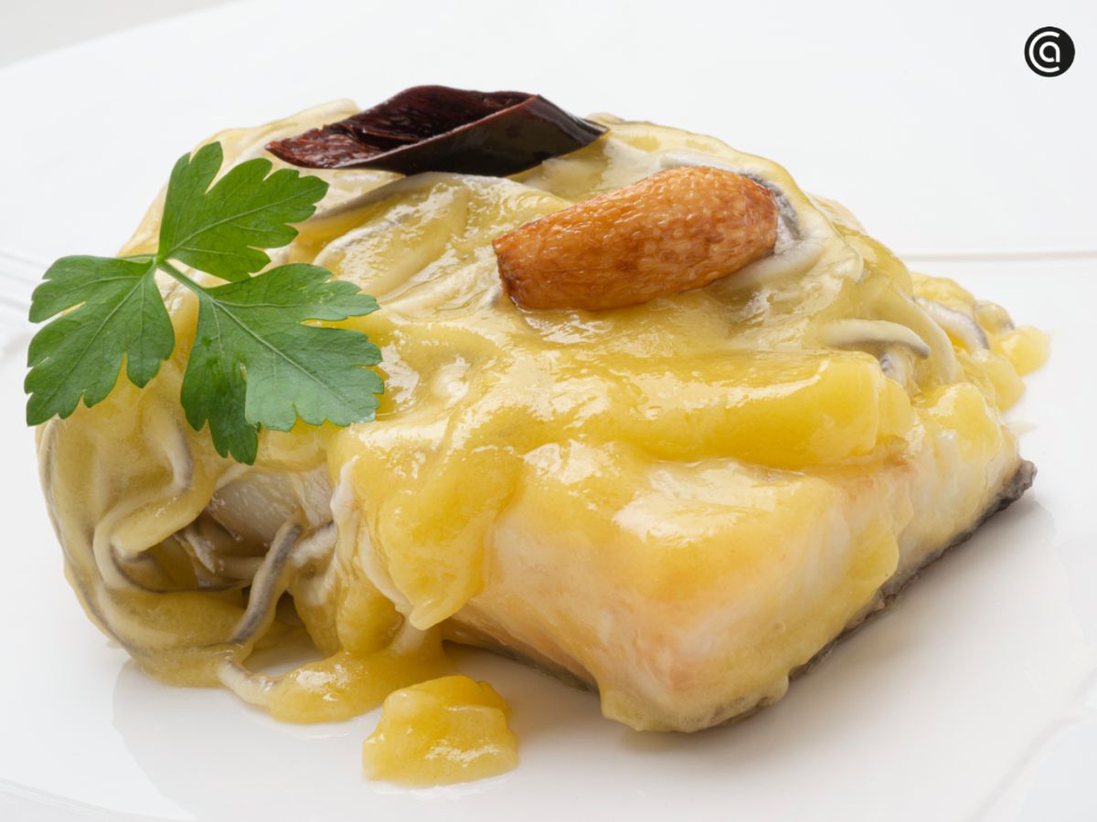 Bacalao al pil-pil con gulas, uno de los platos más emblemáticos de la cocina vasca.