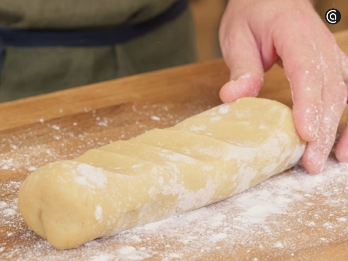 Tras reposar toda la noche, la masa está lista para trabajar. Con un poco de harina y paciencia, Joseba la estira hasta lograr la textura perfecta.