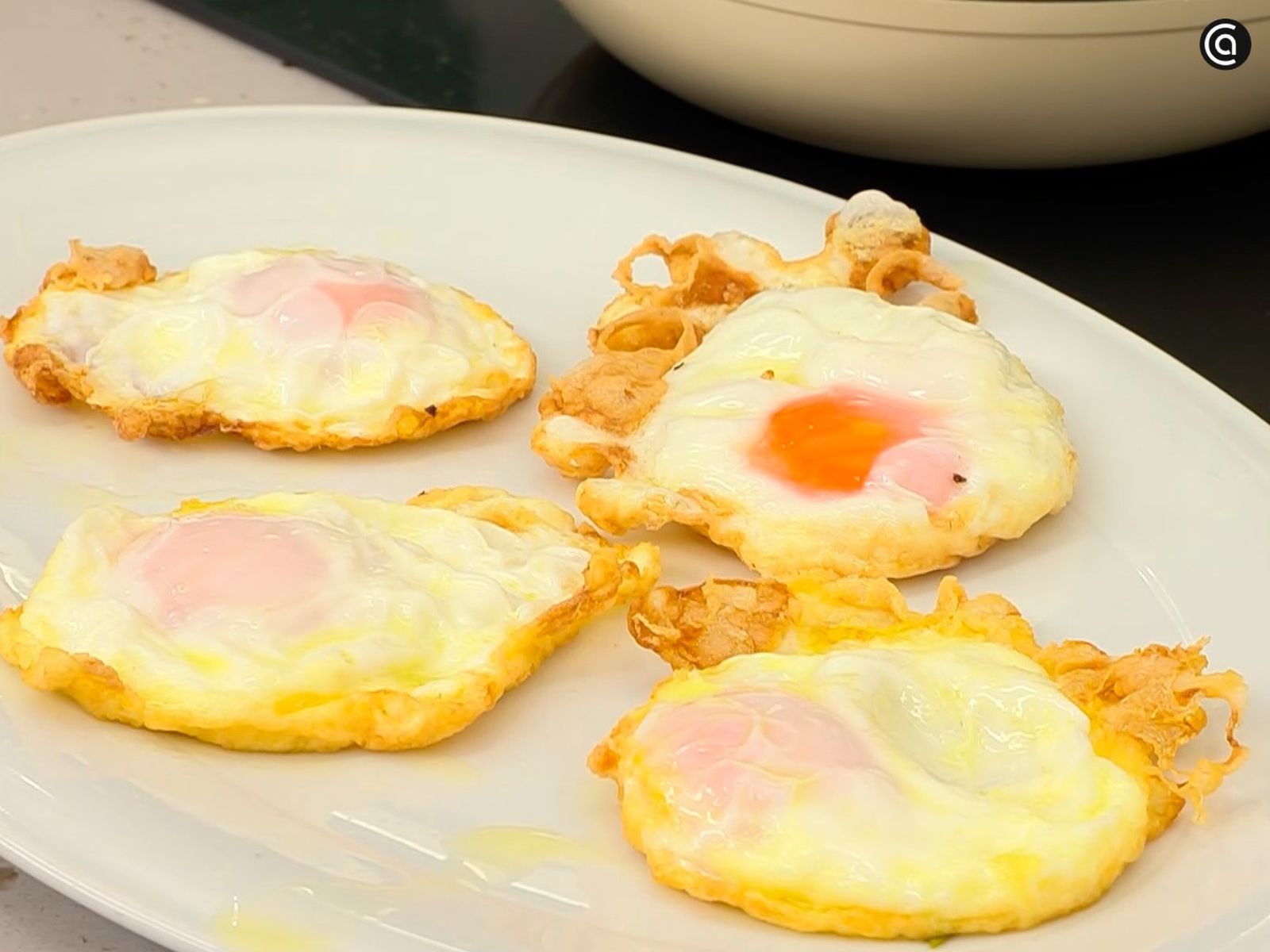 En una sartén, fríe los huevos En una sartén, fríe los huevos
