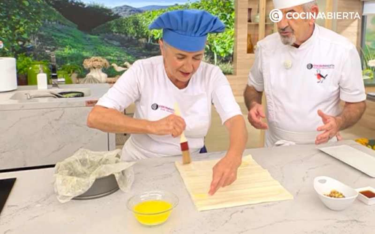 Eva Arguiñano unta la masa filo con mantequilla