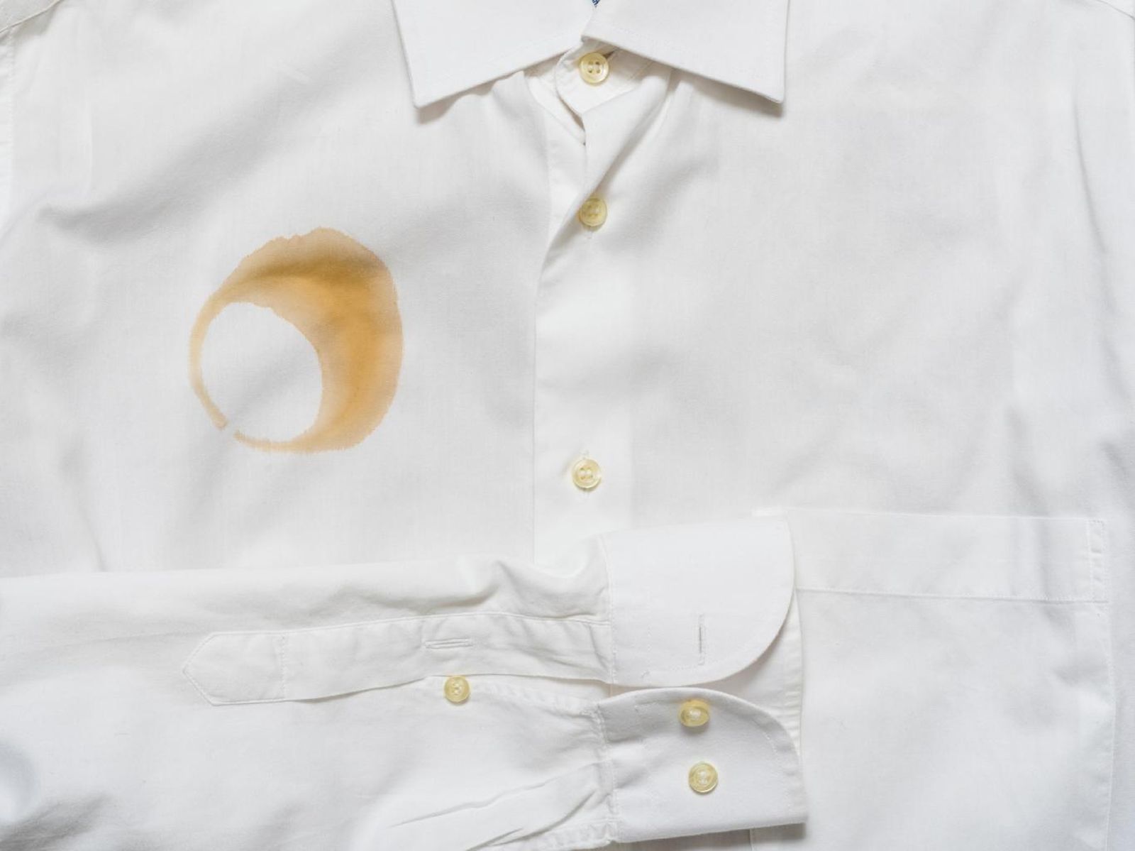 Camisa manchada con barniz holandés. Camisa manchada con barniz holandés.