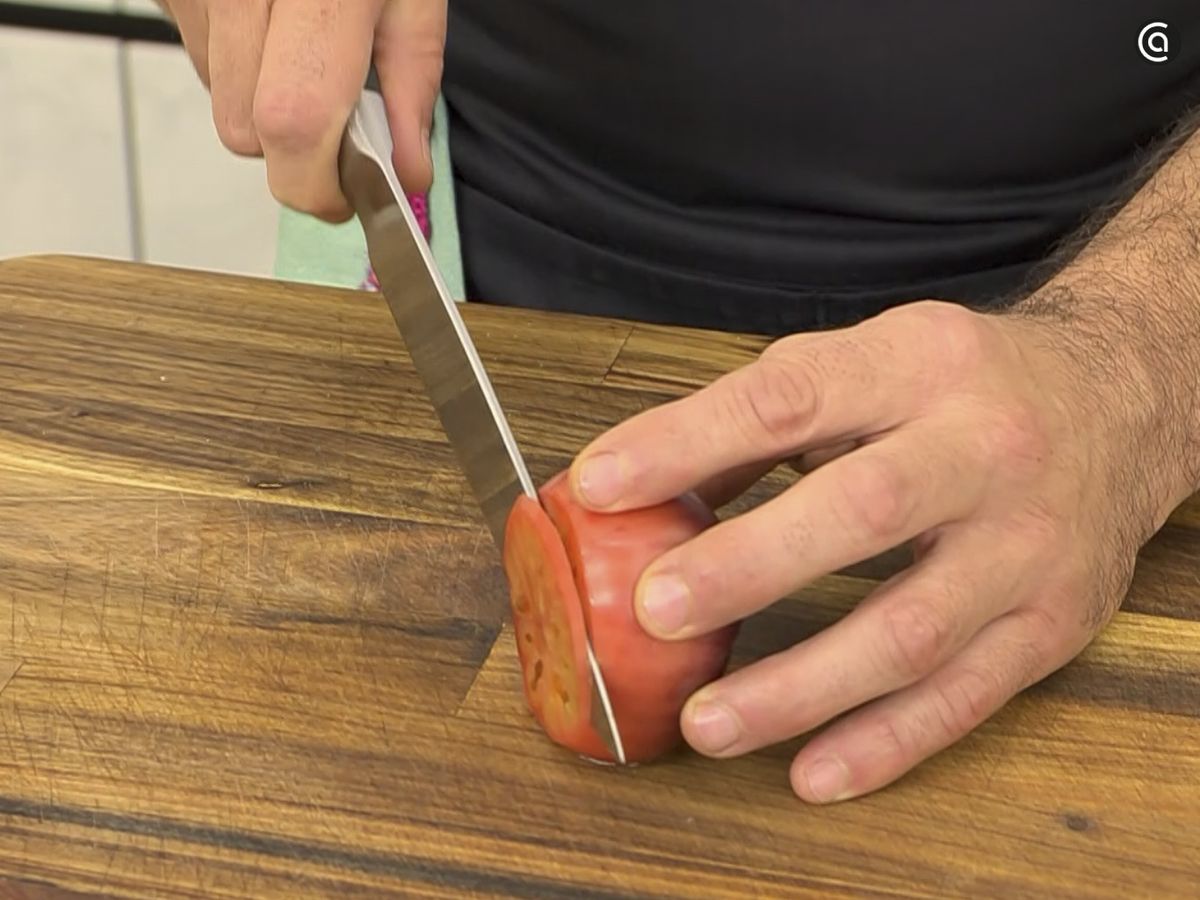 Corta los tomates en carpaccio