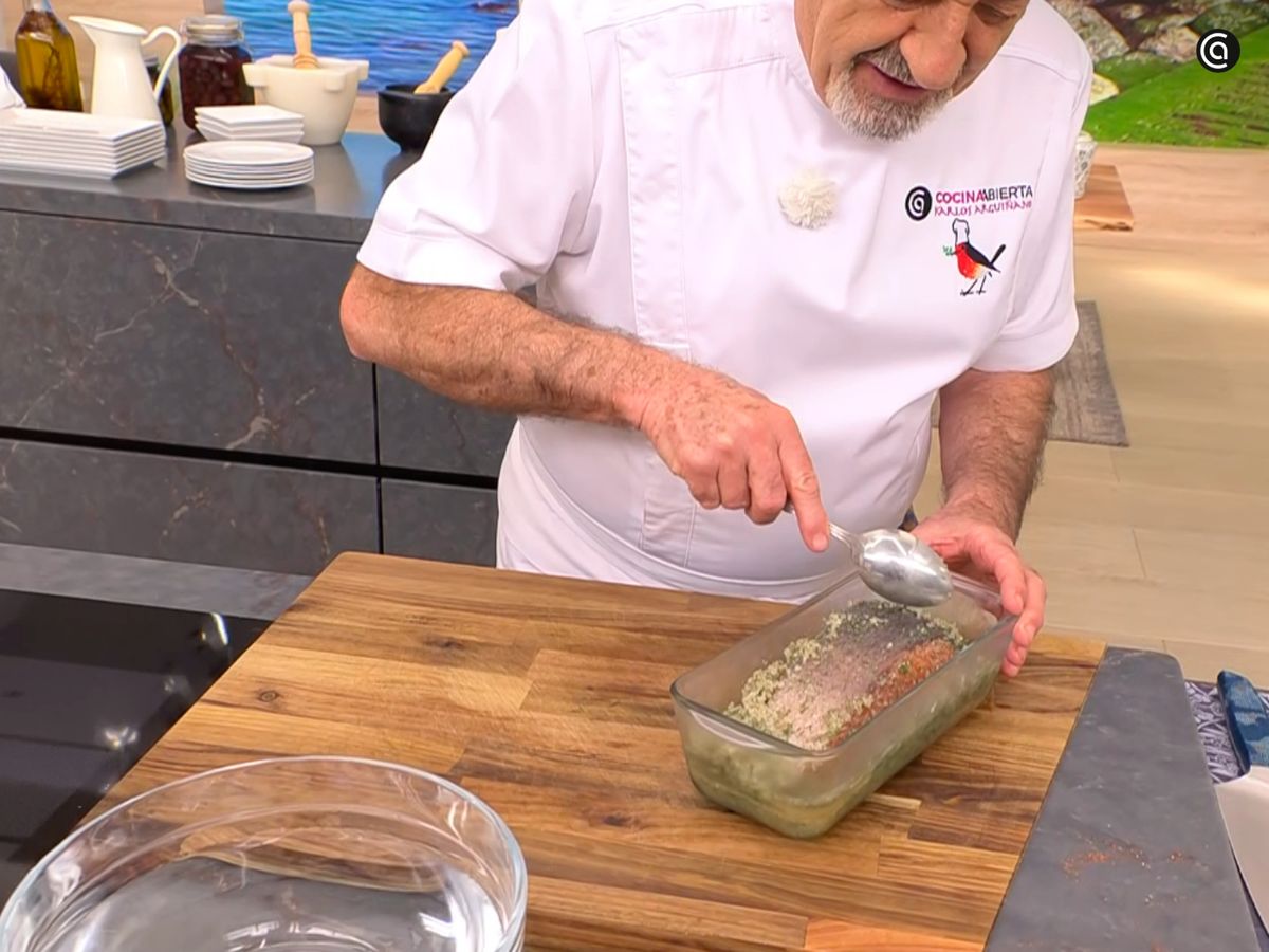 Retira las especias con una cuchara