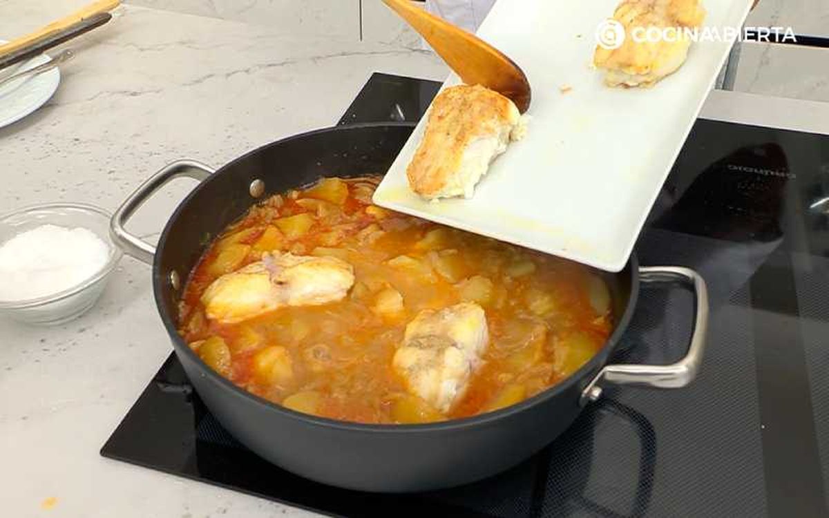 Incorpora los trozos de rape en la tartera