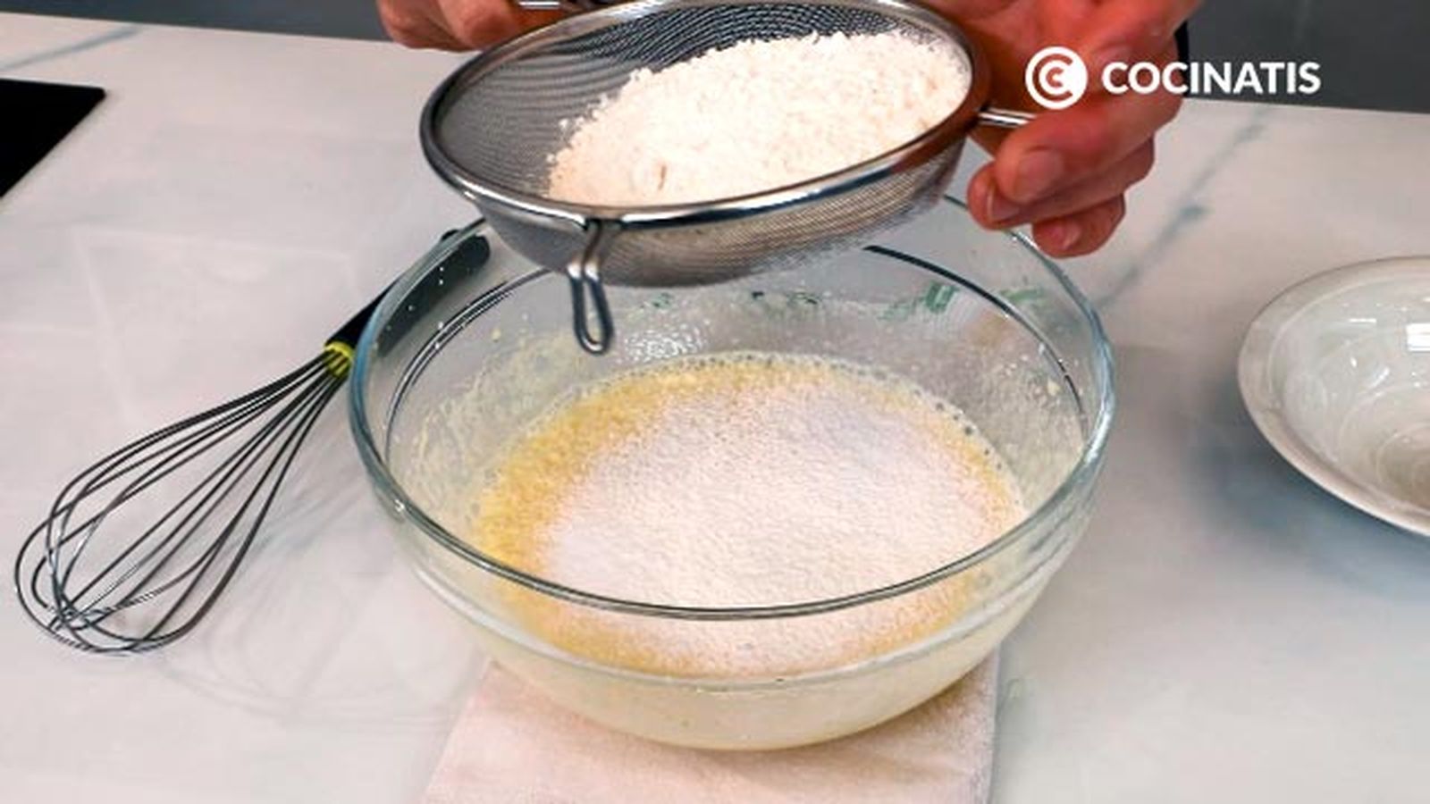 Tamiza la harina y la levadura Receta de magdalenas de chocolate y avellanas paso 2