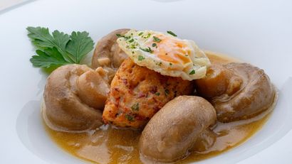 Champiñones en salsa con huevos tontos, receta de Joseba Arguiñano