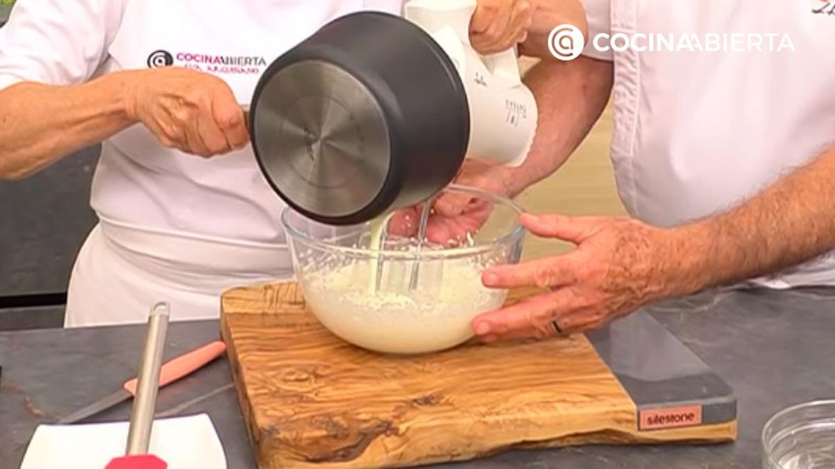 Bate la mezcla de la mousse de queso