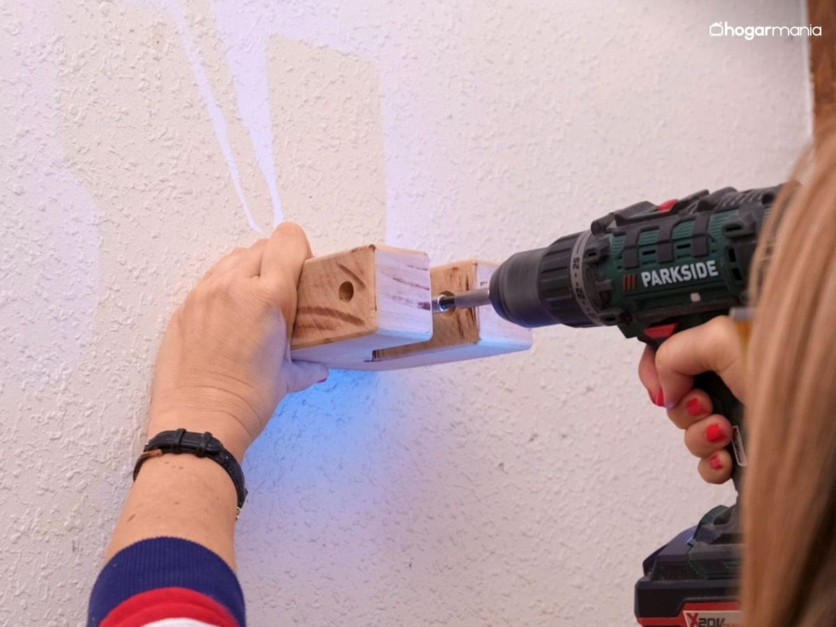 Fija el colgador de bicis a la pared a la altura adecuada