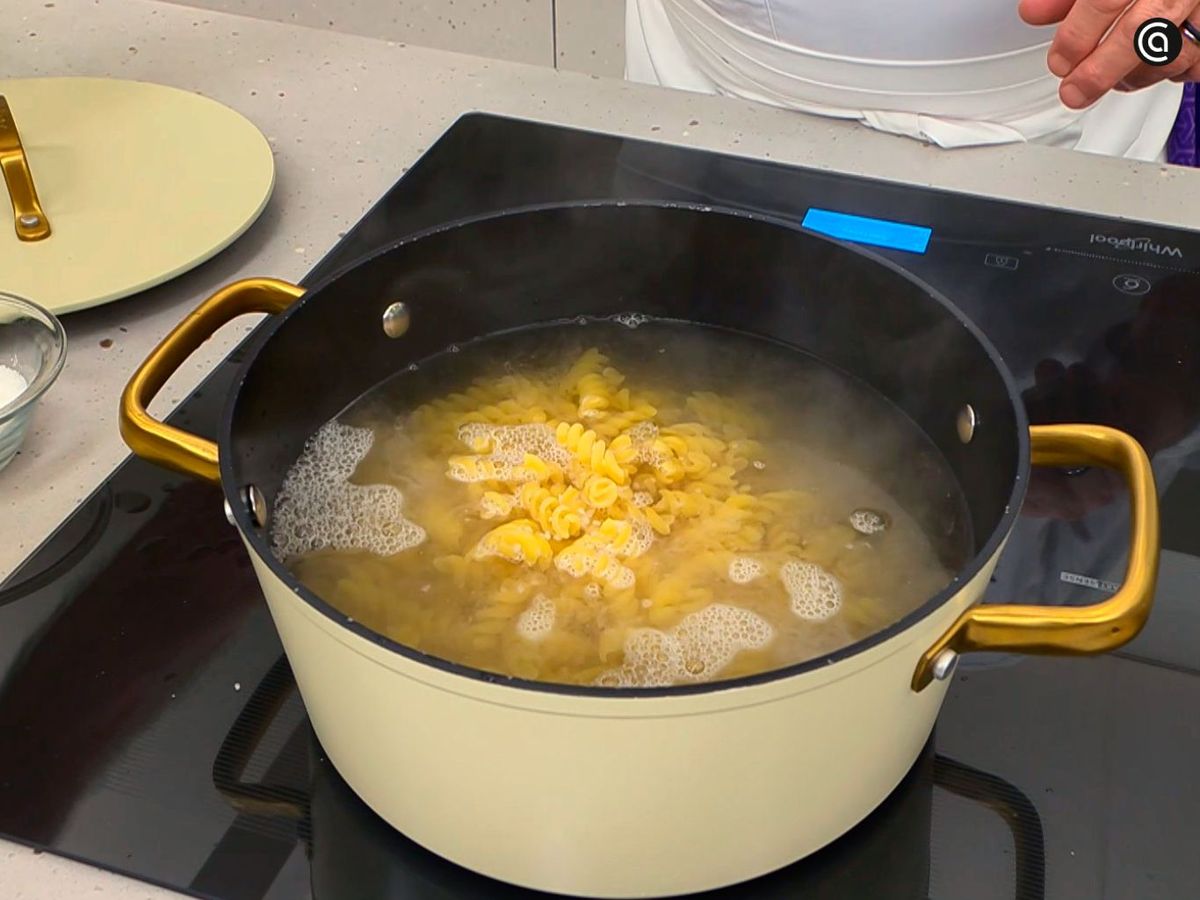 Cuece las espirales al dente para acompañarlas de la salsa de pistachos