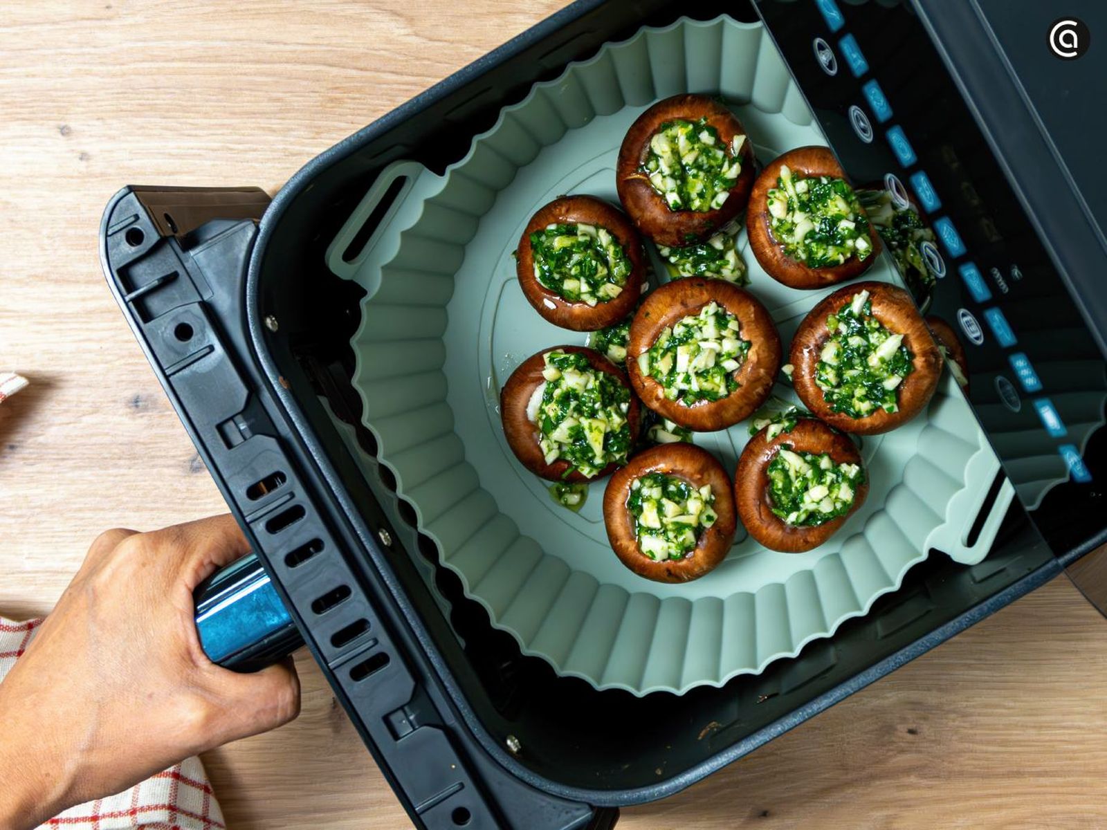 Coloca los champiñones en la cesta y cocínalos en la freidora de aire