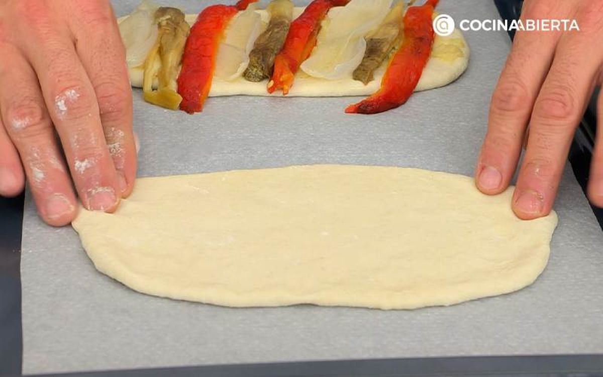 Cubre la masa con tiras de pimiento, cebolleta y berenjena
