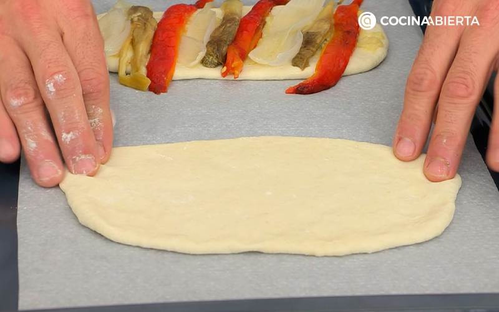 Cubre la masa con tiras de pimiento, cebolleta y berenjena