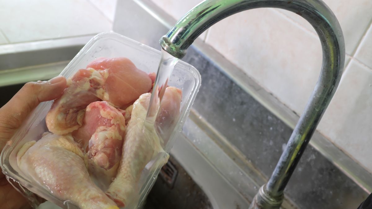 No descongeles los alimentos echándoles agua caliente