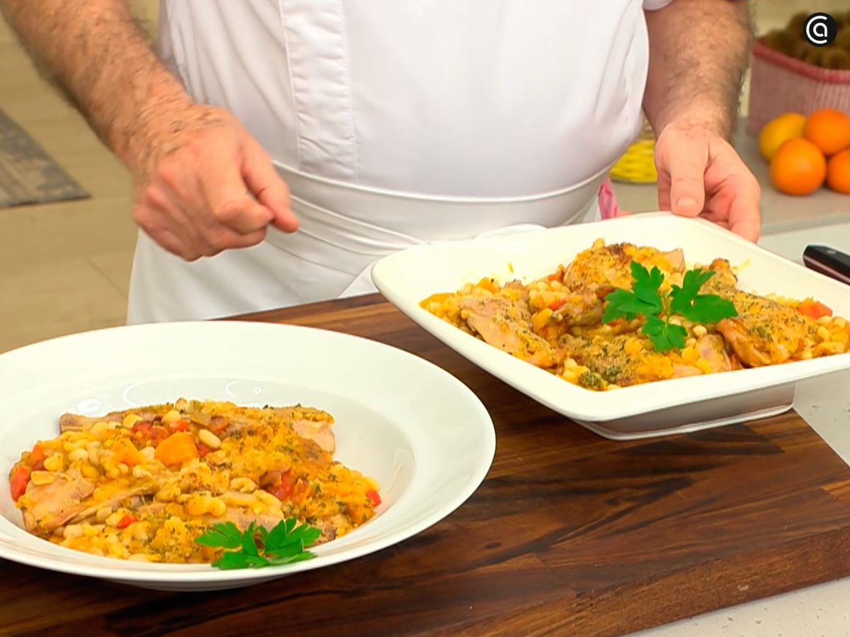 Decora el gratinado de alubias con conejo con una hoja de perejil