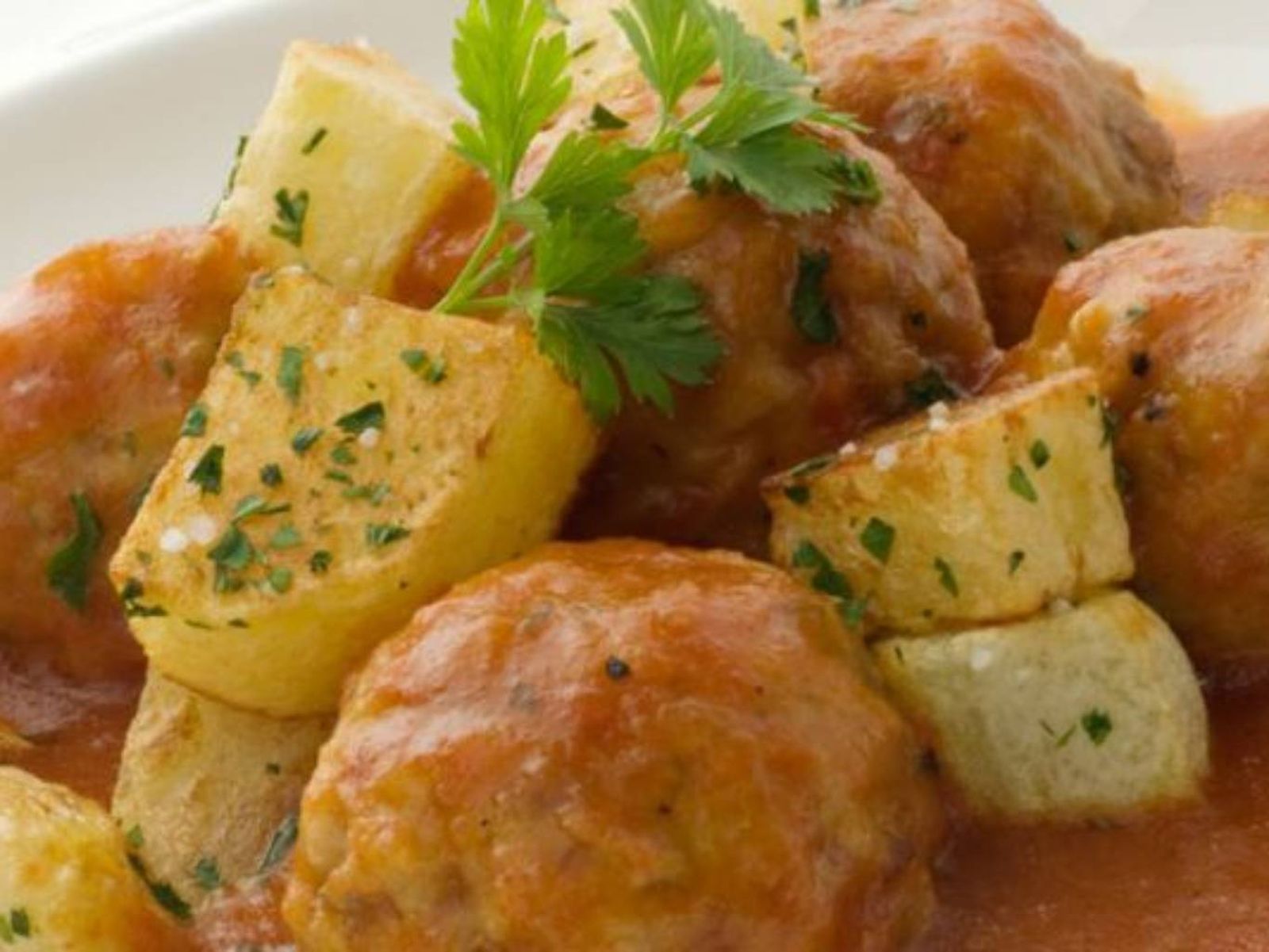 Albóndigas jugosas en salsa barbacoa, acompañadas de patatas. Albóndigas jugosas en salsa barbacoa, acompañadas de patatas.