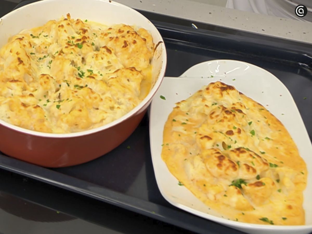 Sirve caliente la coliflor gratinada con salsa aurora