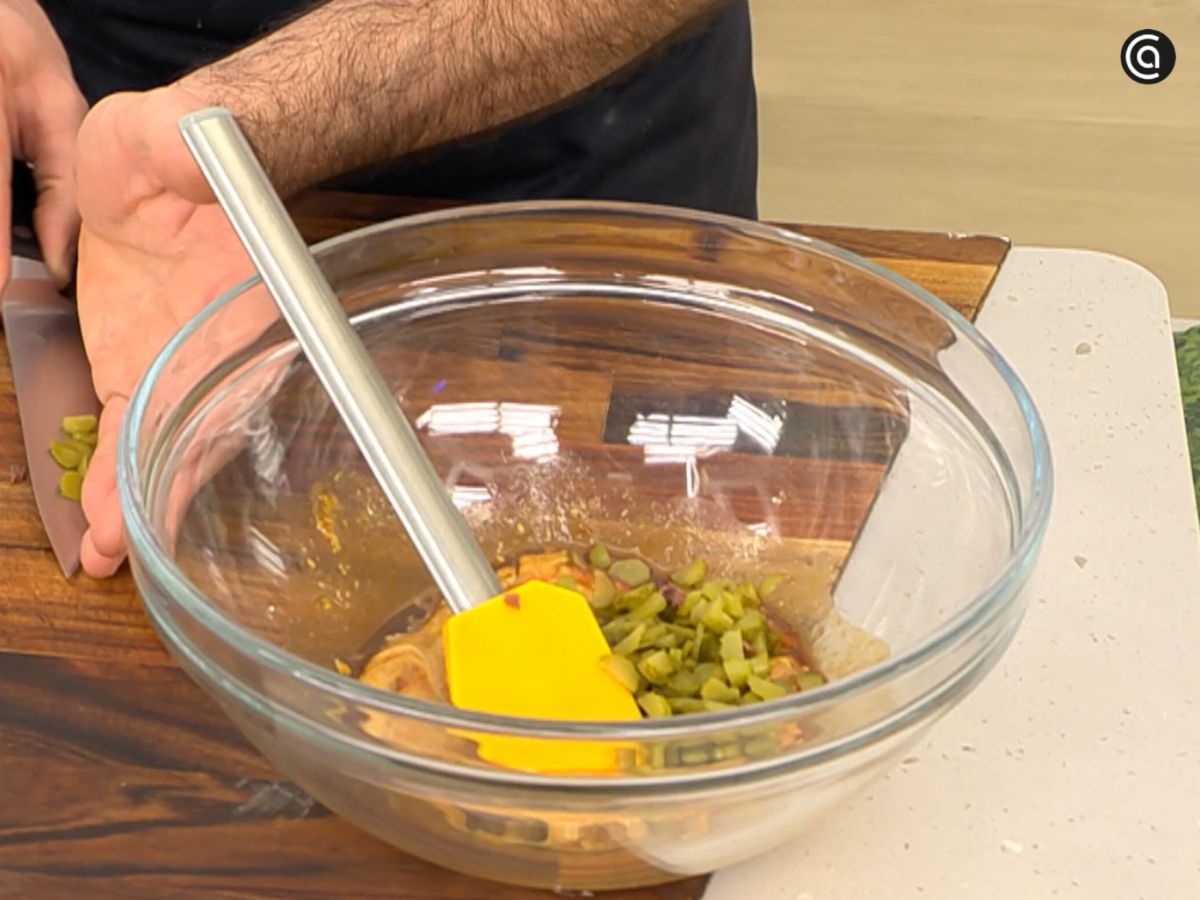 Pepinillos, cebolleta y anchoa se pican fino para preparar la base del aliño.