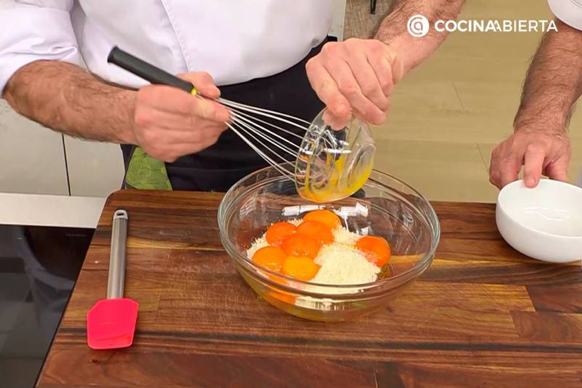 Elaboración de la receta de ñoquis de espinaca rellenos de queso - Prepara la salsa carbonara