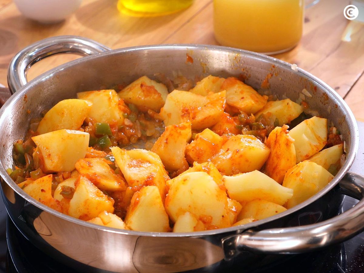 Añadir las patatas al marmitako de bonito