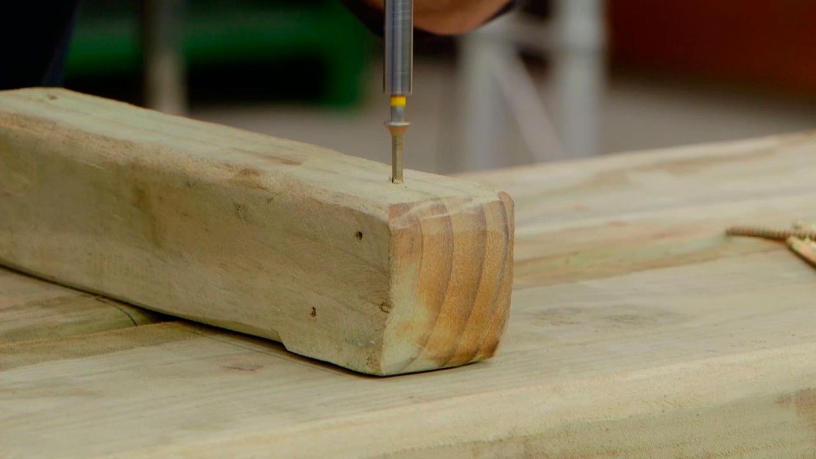 Cómo hacer bancos con traviesas de madera paso 5
